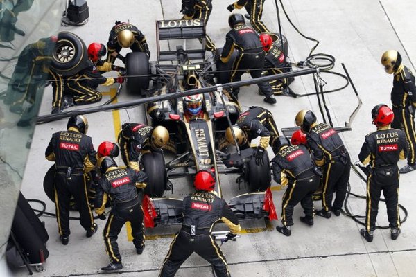 Lotus Renault GP Malaysia 2011-pit stop.jpg