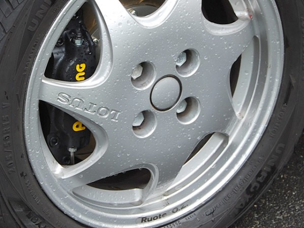 Lotus Elan SE met AP Racing bigbrakes - close up