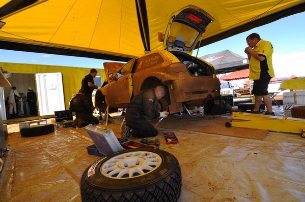 Proton R3 Team 2011-New Caledonia-service.jpg