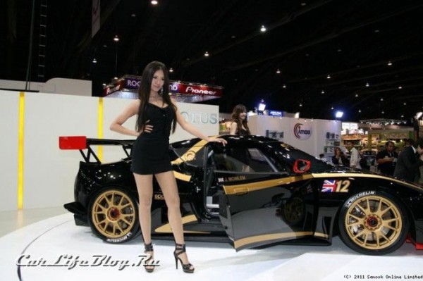 2011-Bangkok-Motor-Show-Lotus-Sports-Car-Booth-Girls-1-600x399.jpg