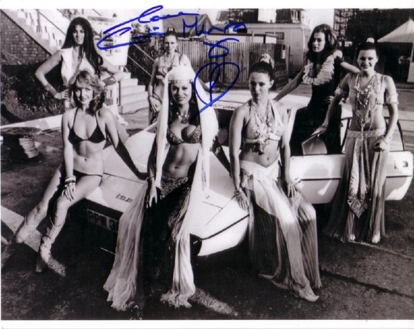Caroline Munro links boven kopie.jpg