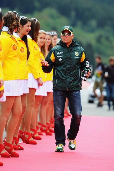 kovalainen_grid_girls_2_bel11.jpg