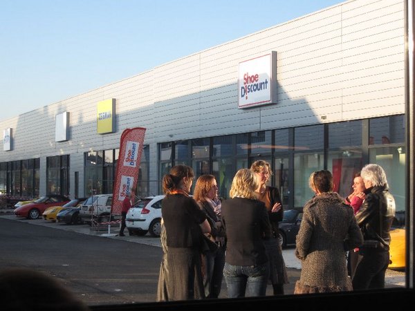 mopje....  groepje vrouwen in cirkel = cirkelzaag