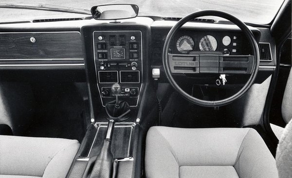 1974ndash1982-lotus-elite-interior-photo-365629-s-986x603.jpg