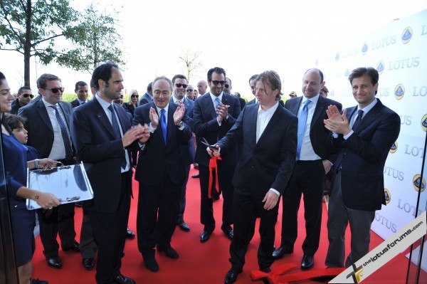Kimi-Raikkonen-opens-Lotus-showroom-Beirut-2-600x399.jpg