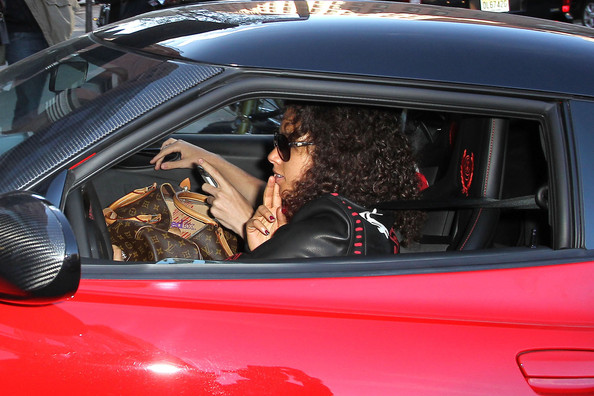 Alicia+Keys+driving+red+Lotus+Evora+arrives+vc0d_sV_zRPl[1].jpg