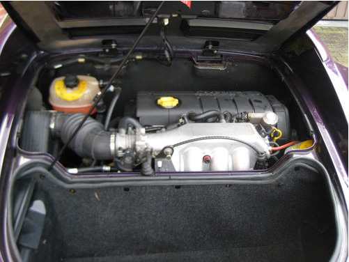 Zwarte engine cover