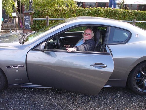 Een kinderhand is snel gevuld hé. Maserati in Sportstand knop