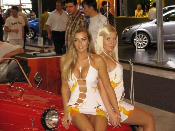 Lotus super seven & girls vv.jpg