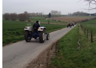 Even hinder op de smalle wegen. Voorrang voor de boerkes