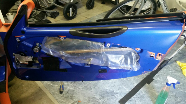 Deurbekleding en raamrubber gedemonteerd