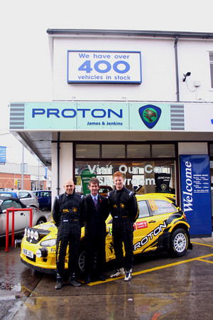 Tom Cave op bezoek bij Proton dealer.jpg