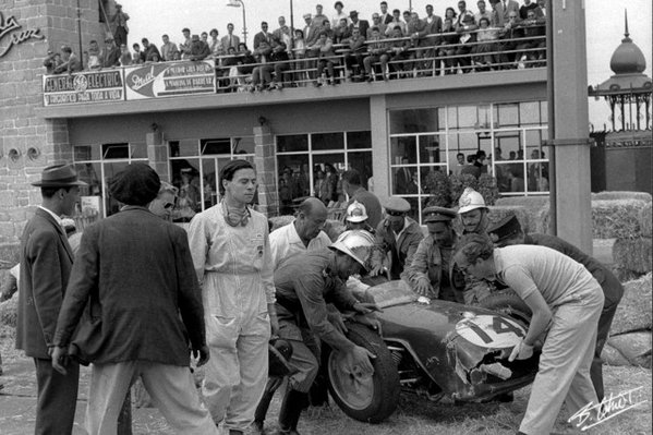 1960 Portugal Oporto - Colin Chapman (3th) checks Jim Clark's Lotus-Climax 18 after crash in practice.jpg