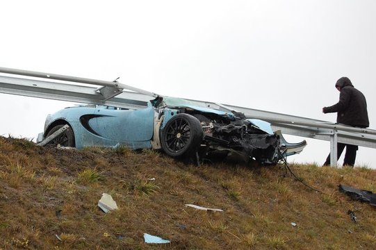 04805772-photo-crash-un-accident-a-l-issue-miraculeuse-pour-le-conducteur-d-une-lotus-elise-club-racer.jpg